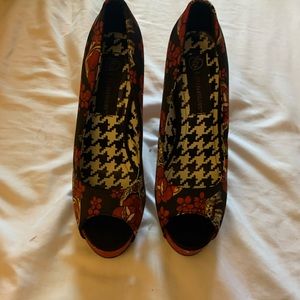 Black and red flower/skull glitter heel.